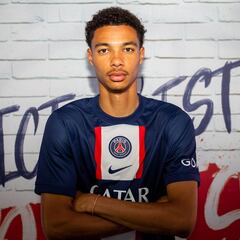 How much did PSG pay for Hugo Ekitike?