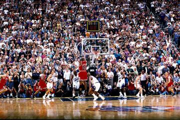 El ¨²ltimo anillo de Michael Jordan, el final de su gran dinast¨ªa y una serie dur¨ªsima en la que los Jazz (que buscaban venganza tras la derrota del a?o anterior y que esta vez part¨ªan como favoritos y con factor cancha) tuvieron en su mano forzar el s¨¦ptimo partido en su Delta Center. Ganaban 86-83 a falta 41 segundos y antes de una secuencia legendaria de Jordan: canasta, robo en un pase de Stockton a Malone y el hist¨®rico tiro tras fintar a Bryon Russell. Despu¨¦s Stockton fall¨® un triple final. Jordan anot¨® 45 puntos para cerrar una Final en la que pasaron m¨¢s cosas: cinco de los seis partidos se resolvieron por cinco puntos o menos¡ y el otro fue un incre¨ªble 96-54 (los Jazz firmaron la anotaci¨®n m¨ªnima en Finales) para los Bulls.