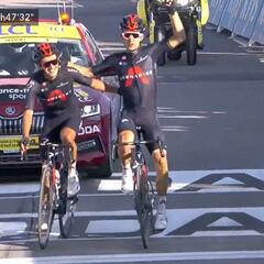 La emotiva llegada de Carapaz y Kwiatkowski en la etapa 18