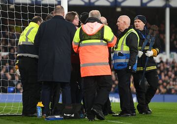 Ocurrió en el minuto 50 del Everton-Newcaslte. Un espectador, con una camiseta en la que se leía 'Just stop oil' se ha atado con una brida al poste. El partido estuvo parado durante siete minutos hasta que la seguridad del estadio del Everton consiguió romper la brida.