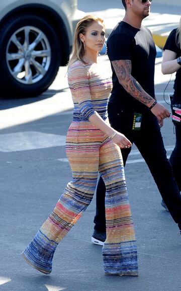 El jumpsuite de colores que portó Jennifer Lopez también llamó la atención por su singularidad.