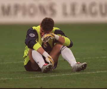 Casillas llora de alegría tras lograr su primera Champions. Fue el 24 de Mayo de 2000 al ganar al Valencia por 3-0 en la final de París.
