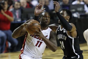 MEX56. CIUDAD DE MÉXICO (MÉXICO), 09/12/2017.- El jugador de los Nets de Brooklyn Rondae Hollis-Jefersson (d), disputa el balón con Dion Waiters (i), de los Heat de Miami hoy, sábado 9 de diciembre de 2017, durante un partido de baloncesto de la NBA, entr