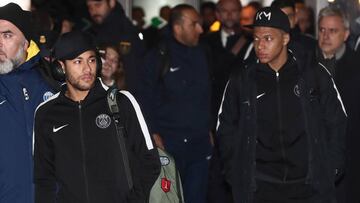 GRAF847. MADRID, 13/02/2018.- Los delanteros del Par&iacute;s Saint Germain, el brasile&ntilde;o Neymar Jr (i) y el franc&eacute;s Kylian Mbapp&eacute; (d), a la llegada del equipo al aeropuerto de Barajas para la disputa ma&ntilde;ana del partido de Ida 