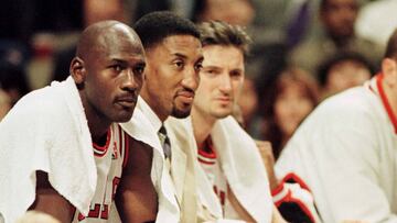 CHI03:SPORT-NBA:CHICAGO,12NOV97 - Chicago Bulls' Scottie Pippen (C), who has not played since the start of the season due to a foot injury, watches the game from the bench with teammates Michael Jordan (L) and Toni Kukoc during the fourth quarter November 12 against the Washinton Wizards. The Wizards defeated the Bulls 90-83, as the defending NBA champions fell to 4-4 on the season. sjo/Photo by Sue Ogrocki REUTERS