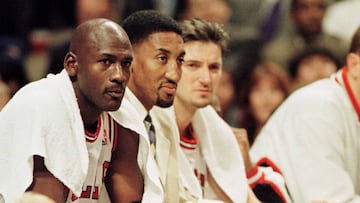 CHI03:SPORT-NBA:CHICAGO,12NOV97 - Chicago Bulls&#039; Scottie Pippen (C), who has not played since the start of the season due to a foot injury, watches the game from the bench with teammates Michael Jordan (L) and Toni Kukoc during the fourth quarter November 12 against the Washinton Wizards. The Wizards defeated the Bulls 90-83, as the defending NBA champions fell to 4-4 on the season.    sjo/Photo by Sue Ogrocki REUTERS