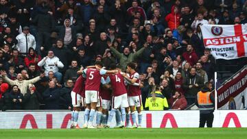 LONDON, ENGLAND - JANUARY 01: Emiliano Buendia of Aston Villa celebrates scoring a goal to make the score 0-1 with his team-mates during the Premier League match between Tottenham Hotspur and Aston Villa at Tottenham Hotspur Stadium on January 1, 2023 in London, United Kingdom. (Photo by Chris Brunskill/Fantasista/Getty Images)