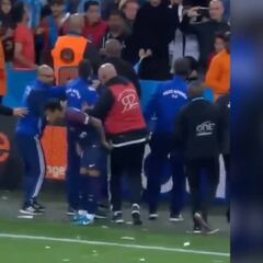 Le tiraron de todo: la policía tuvo que cubrir a Neymar