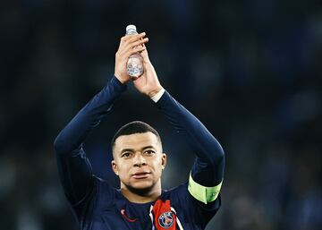 Kylian Mbapp¨¦ agradece a los aficionados franceses desplazados al Estadio Municipal de Anoeta.