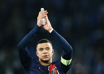 Kylian Mbappé agradece a los aficionados franceses desplazados al Estadio Municipal de Anoeta. 