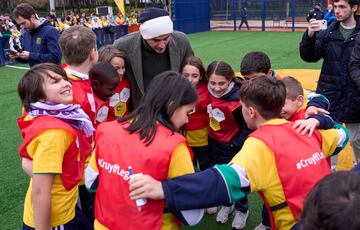 Niñas y niños mostoleños compartieron un agradable rato con Iker Casillas.