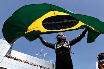 Lewis Hamilton celebra la victoria de carrera.