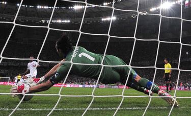 El Olímpico de Kiev fue testigo de un duelo de cuartos de final emocionante, pero sin goles tras una prórroga que dominaron los italianos frente a Inglaterra. En la tanda de penalti, Buffon daba el pase a los suyos con dos paradas a Young y Cole, mientras que Pirlo deleitaba con una bella reproducción del penalti de Panenka. El equipo de Cesare Prandelli estaba en semifinales de la Eurocopa.