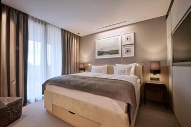 Lujosas habitaciones y suites en el edificio principal y el anexo. Todas las habitaciones se caracterizan por líneas claras, un ambiente confortable con un diseño moderno.
 