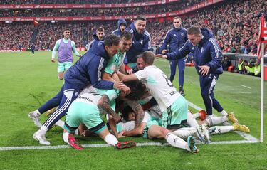 1-1. Los jugadores del Osasuna celebran en uno de los córneres del campo de San Mames el primer tanto de Pablo Ibáñez.