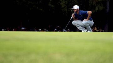 Dustin Johnson observa la bola durante la disputa del hoyo 18 en el World Golf Championships de México.