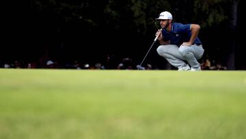 Dustin Johnson observa la bola durante la disputa del hoyo 18 en el World Golf Championships de M&eacute;xico.