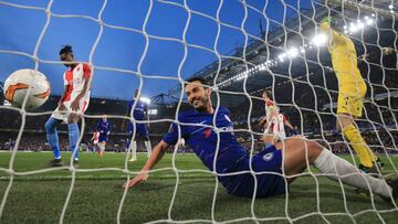 Pedro celebra uno de sus goles al Slavia.