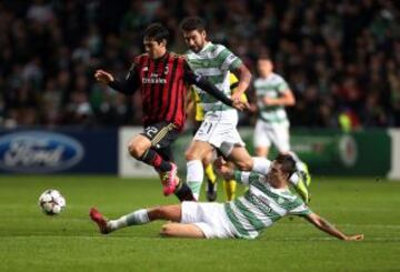 El delantero brasileño del Milan Kaká compite con el defensa sueco Mikael Lustig del Celtic durante el partido de fútbol del grupo H de la UEFA Champions League entre el Celtic y el AC Milan en el Celtic Park de Glasgow