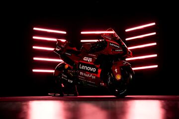 Ducati ha presentado en Madonna di Campiglio a sus equipos de MotoGP y Superbike para la temporada 2023. Los detalles de la Desmosedici son un propulsor 4 tiempos V4 a 90?, refrigeraci¨®n por l¨ªquido, distribuci¨®n desmodr¨®mica con doble ¨¢rbol de levas en cabeza y 4 v¨¢lvulas por cilindro.