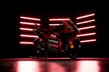 Ducati ha presentado en Madonna di Campiglio a sus equipos de MotoGP y Superbike para la temporada 2023. Los detalles de la Desmosedici  son un propulsor 4 tiempos V4 a 90º, refrigeración por líquido, distribución desmodrómica con doble árbol de levas en cabeza y 4 válvulas por cilindro.