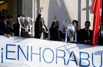 Marcelo ofrece a la afición la copa de LaLiga y la Champions desde el balcón de la sede de la Comunidad de Madrid. 