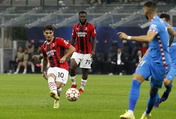 El mediapunta malague?o no vive su momento de m¨¢s brillo en el Milan. En la visita al N¨¢poles, choque por el liderato del Calcio, Stefano Pioli le dej¨® fuera de manera sorprendente. Primera vez que ocurre en su temporada desde un partido ante la Roma en octubre, pero ese era el primero de vuelta tras estar cuatro fechas de baja por coronavirus. Pero ello no empa?a la confianza que se tiene en el espa?ol. En San Siro no tienen dudas con Brahim y estar¨ªan encantados de contar con ¨¦l m¨¢s all¨¢ de 2023, momento en el que termina el pr¨¦stamo acordado con el Madrid.