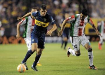 Jonathan Calleri (i) de Boca Juniors disputa la pelota con Matias Escudero(d).