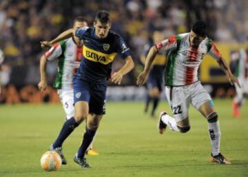 Jonathan Calleri (i) de Boca Juniors disputa la pelota con Matias Escudero(d). 