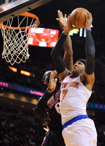 Carmelo Anthony intenta anotar ante LeBron James. 