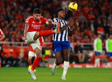 Soccer Football - Primeira Liga - Benfica v FC Porto - Estadio da Luz, Lisbon, Portugal - November 10, 2024 Benfica's Nicolas Otamendi in action with FC Porto's Samu Omorodion REUTERS/Pedro Nunes