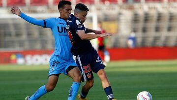 Futbol, Universidad de Chile vs Iquique.
Vigsimo tercera fecha, campeonato nacional 2021.
El jugador de Universidad de Chile Pablo Aranguiz disputa el baln contra Michael Fuentes de Iquique durante el partido de primera division realizado en el Estadio Nacional.
Santiago, Chile.
24/01/2021
Marcelo Hernandez/Photosport
Football, Universidad de Chile vs Iquique.
23th date, 2021 National Championship.
Universidad de Chile's player Pablo Aranguiz, left, battles the ball against Michael Fuentes of Iquique during the first division football match at Nacional stadium.
Santiago, Chile.
24/01/2021
Marcelo Hernandez/Photosportt