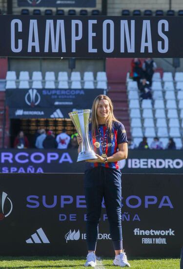La jugadora del Barcelona Femenino, Alexia Putellas, levanta la Supercopa de España.