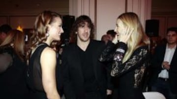 Mireia conversa con Puyol y su pareja.