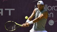 GRA154. PALMA (ISLAS BALEARES) 23/06/2017.- El espa&ntilde;ol Rafael Nadal durante el entrenamiento realizado hoy en la hierba del Mallorca Open, en su adapataci&oacute;n a &eacute;stas pistas para competir en el torneo de Wimbledon. Nadal, ganador de quince Grands Slams, el &uacute;ltimo de ellos, su d&eacute;cimo Roland Garros, ha conquistado en dos ocasiones el torneo londinense de Wimbledon (2008 y 2010) y en la edici&oacute;n del pasado a&ntilde;o no lo disput&oacute; debido a una lesi&oacute;n en la mu&ntilde;eca izquierda. EFE/Atienza