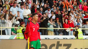 AVEIRO (PORTUGAL), 11/06/2024.- El delantero de la selección portuguesa Cristiano Ronaldo celebra tras marcar el 2-0 durante el partido amistoso que los combinados nacionales de Portugal e Irlanda disputan este martes en Aveiro (Portugal). EFE/Carlos García
