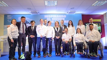 El equipo paralímpico con Audrey Pascual al frente, junto a la ministra Milagros Tolón.