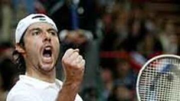 <b>EMPATE.</b> El claro triunfo de Grosjean ha empatado la final de la Copa Davis, que este sábado se desnivelará en el partido de dobles.