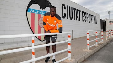 Diakhaby posa para AS en el acceso a la Ciudad deportiva de Paterna.