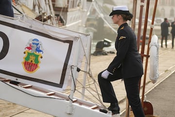 La Princesa de Asturias, Leonor de Borbn, embarca en el buque escuela Juan Sebastin Elcano. 