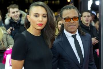 Edgar Davids y su invitada. 