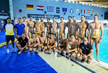 Foto de familia del CN Atlètic Barceloneta que jugará en Malta esta final a cuatro.