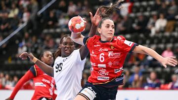 Spain�s left back #06 Carmen Campos Costa (R) shoots at the goal past Portugal�s Portuguese left back #99 Maria Unjanque (C) during the women�s EHF 2024 European championship handball game between Spain and Portugal at the St Jakobshalle stadium in Basel on November 28, 2024. (Photo by SEBASTIEN BOZON / AFP)