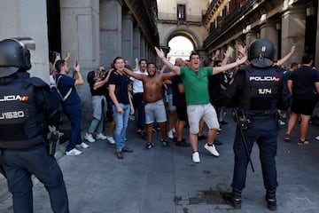 Agentes de policía escoltan a los seguidores del Feyenoord desde la Plaza Mayor de Madrid hasta los alrededores del Metropolitano.