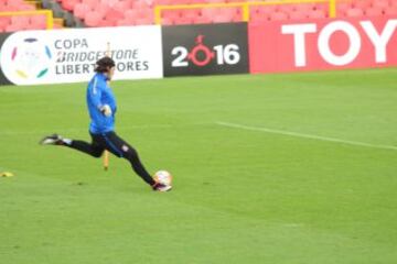 Corinthians entrenó en la tarde del martes en El Campín, bajo una permanente lluvia.  El equipo brasileño hizo trabajo defensivo en los cobros de pelota parada, previo al partido frente a Santa Fe del miércoles.