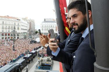 Los jugadores del Real Madrid, Isco y Keylor Navas en el balcón de la Comunidad de Madrid por las calles de la ciudad. EFE/ Victor Lerena