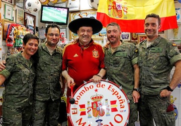 Un grupo de militares posan con Manolo en su bar de Valencia en 2016.