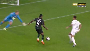 Con un gran enganche, el colombiano demostró su habilidad en espacios reducidos.