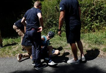 El corredor español del Astana, David De La Cruz recibe atención médica después de su caída en la 12ª etapa del Tour.