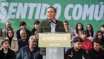 El candidato de Vox a la Presidencia, Óscar Arturo Fernández Calle, interviene en la clausura de un acto de campaña, en el Parque de la Piedad, a 13 de diciembre de 2025, en Almendralejo, Badajoz, Extremadura (España). El evento es un mitin central de campaña en el que Abascal presenta el proyecto de Vox para Extremadura, con énfasis en el mundo rural, el campo y las familias.
13 DICIEMBRE 2025
Javier Cintas
13/12/2025